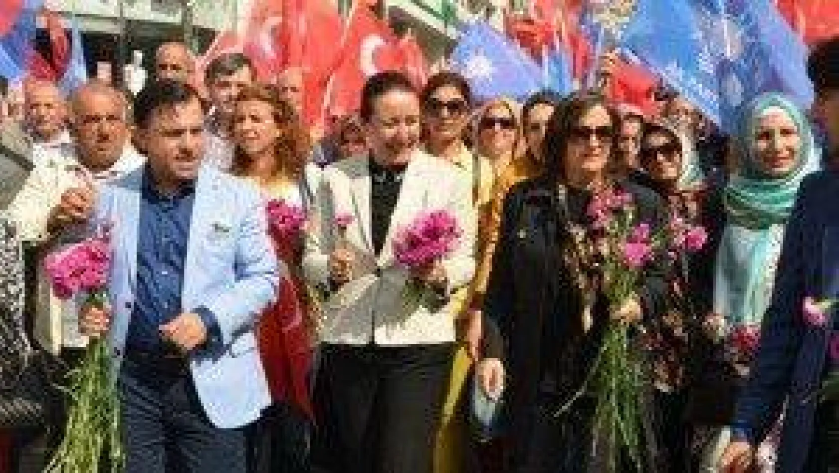 AK Parti 'Sevgi yürüyüşü' yaptı