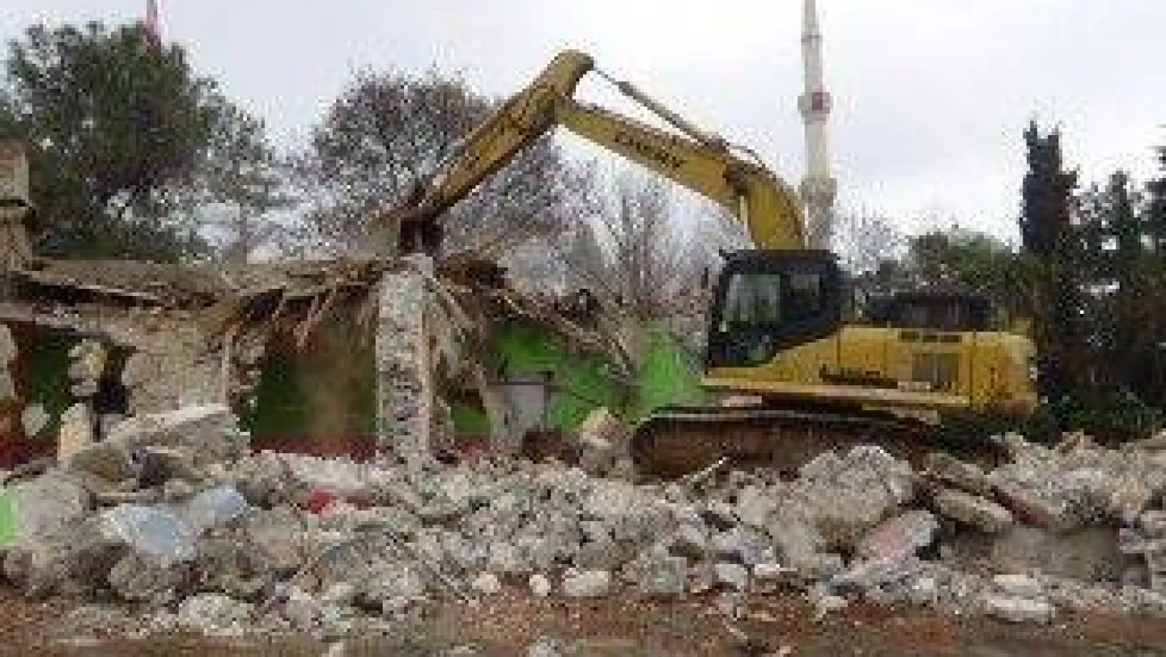 Çeltik'te hasar gören okulun yıkımına başlandı