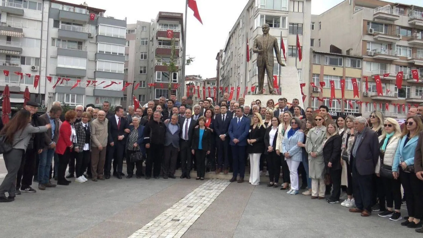 CHP Atatürk anıtına çelenk sundu