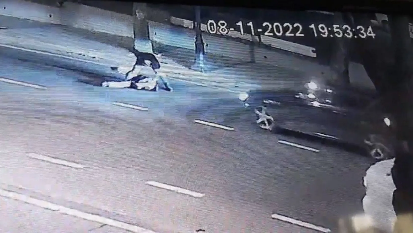 Silivri'de uçan tekme dehşeti kamerada: Evine giderken saldırıya uğradı