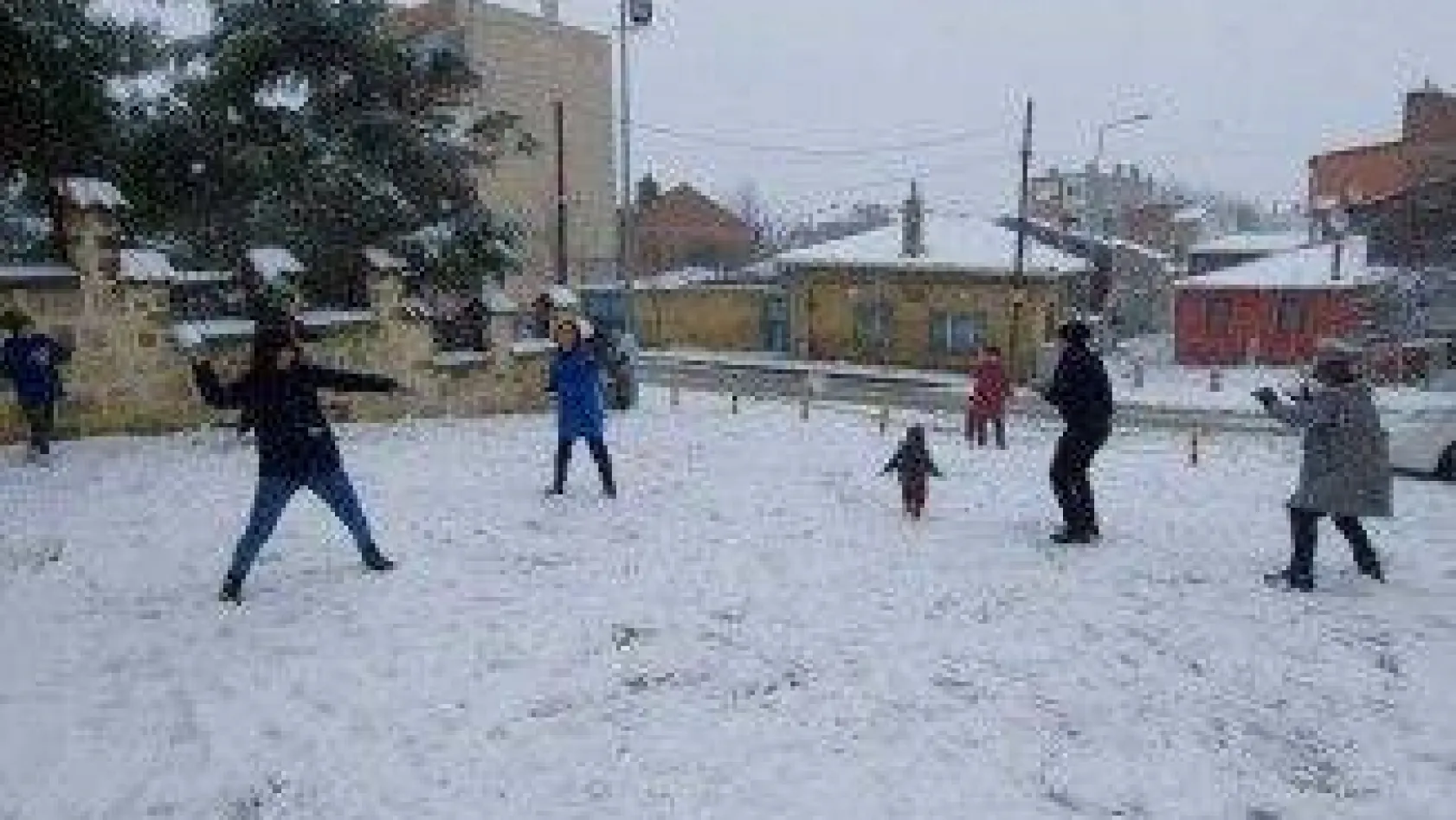 Silivri'de karı gören vatandaşlar kısıtlamayı unuttu