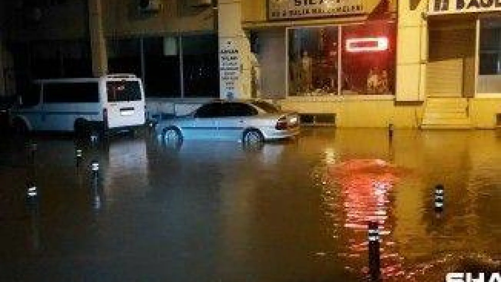 Silivri'de bazı cadde, sokak ve işyerlerini su bastı