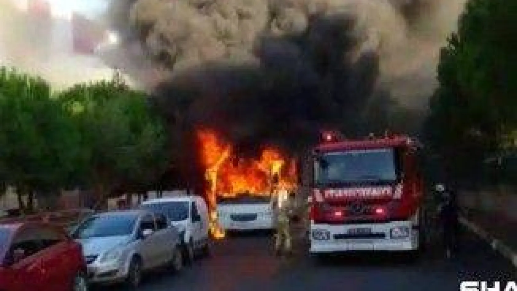 Silivri'de park halindeki midibüs alev alev yandı