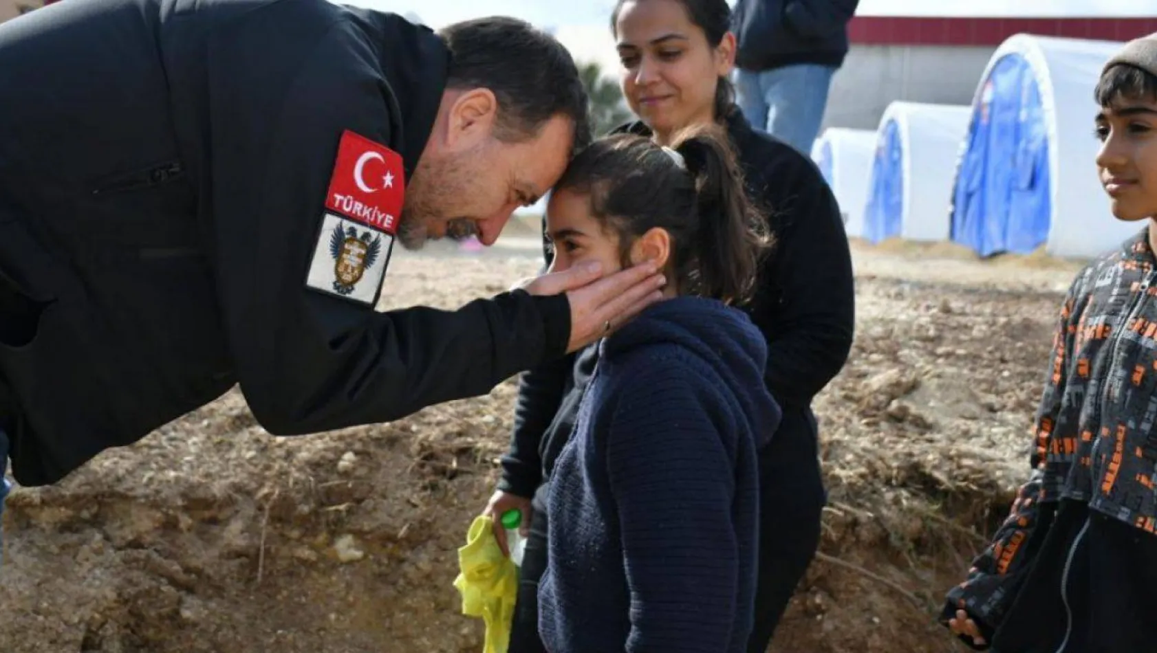 Başkan Yılmaz Hatay'da çadır köyleri ziyaret etti