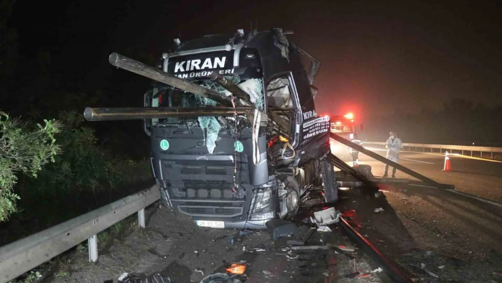 Anadolu Otoyolu'nda feci kaza: Demir borular tırın ön camından çıktı