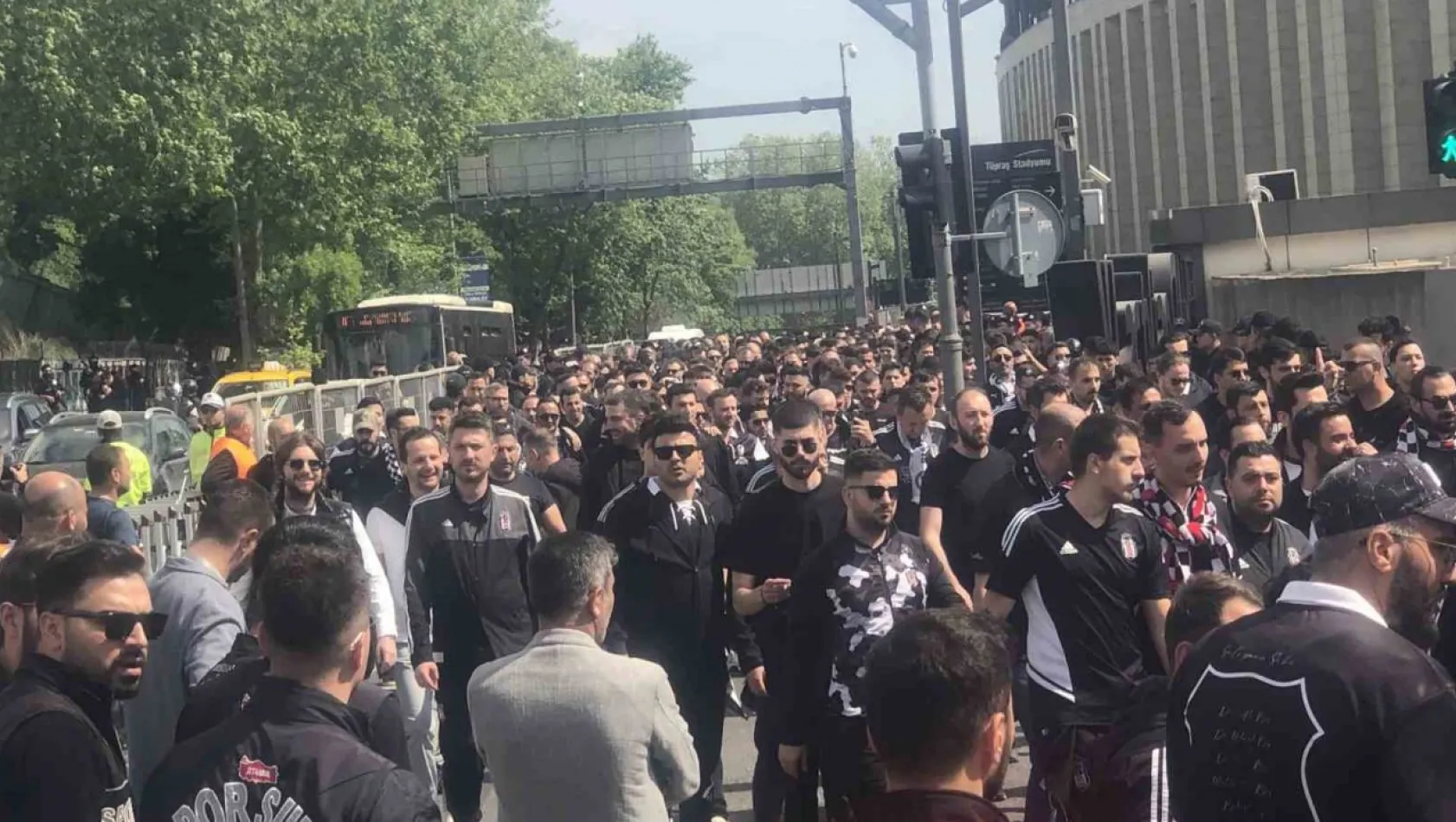 Beşiktaş taraftarı, Fenerbahçe derbisi için yola çıktı