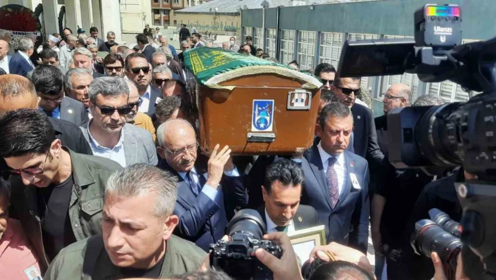 CHP lideri Özgür Özel, CHP TBMM Grup Müdürü Levent Bayraktar'ın cenaze namazına katıldı