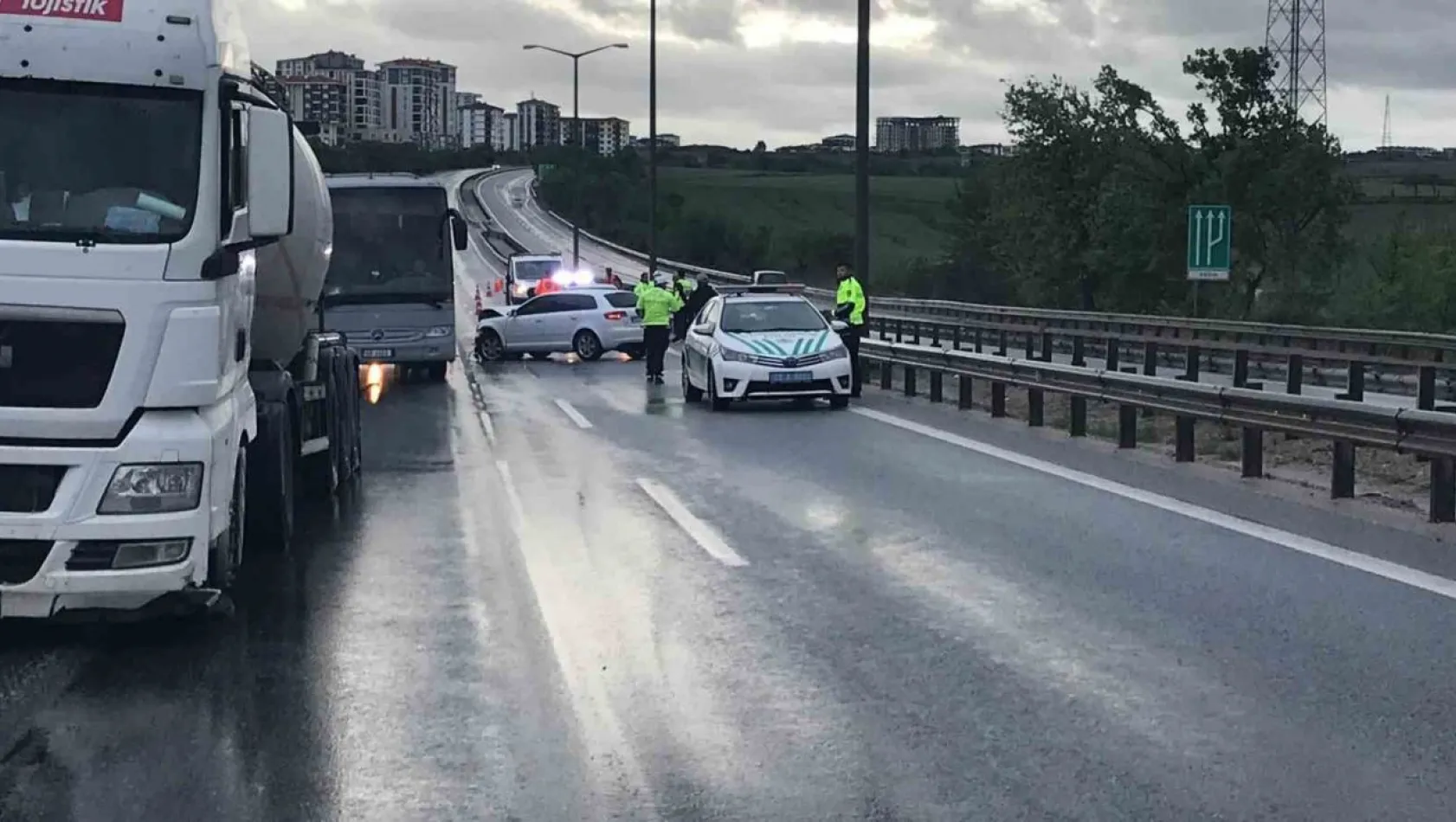 Edirne'de bariyerlere çarpan otomobilin sürücüsü yaralandı