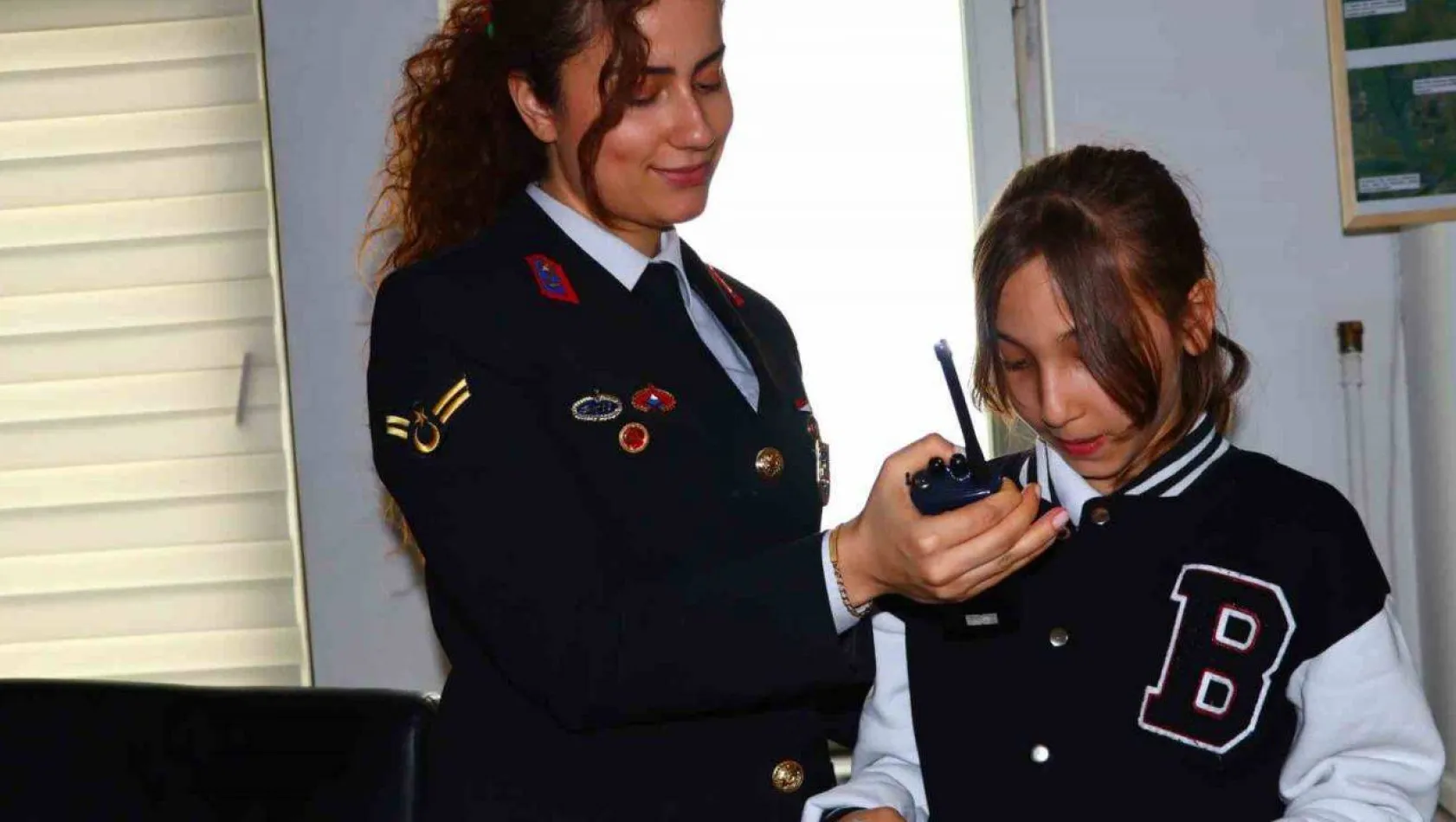 Edirne'de jandarma temalı resim yarışmasında birinci olan öğrenciler ödüllerini aldı