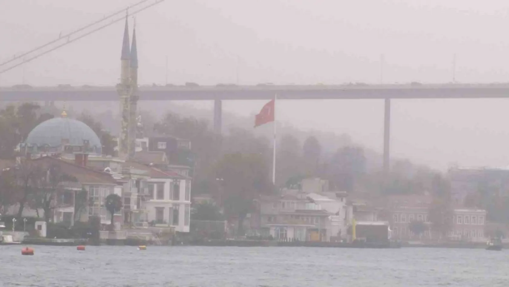 İstanbul Boğazı sise gömüldü