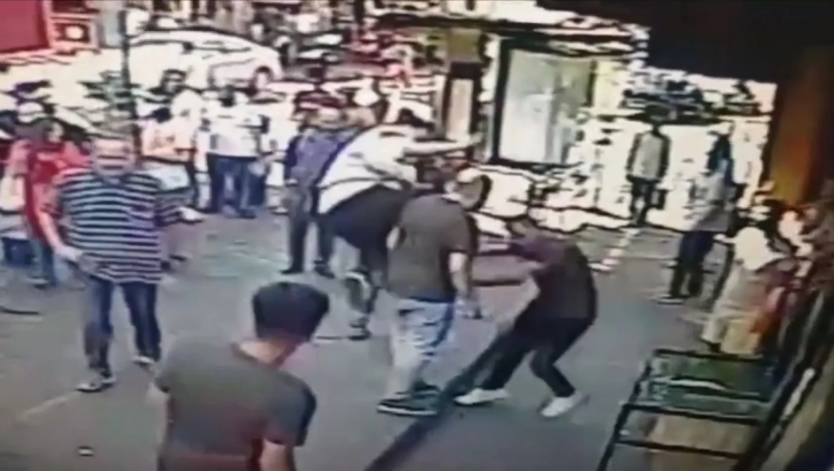 İstanbul'da müşteriye 'sigara içilmez' dayağı kamerada: Uçan tekmeyle saldırdılar