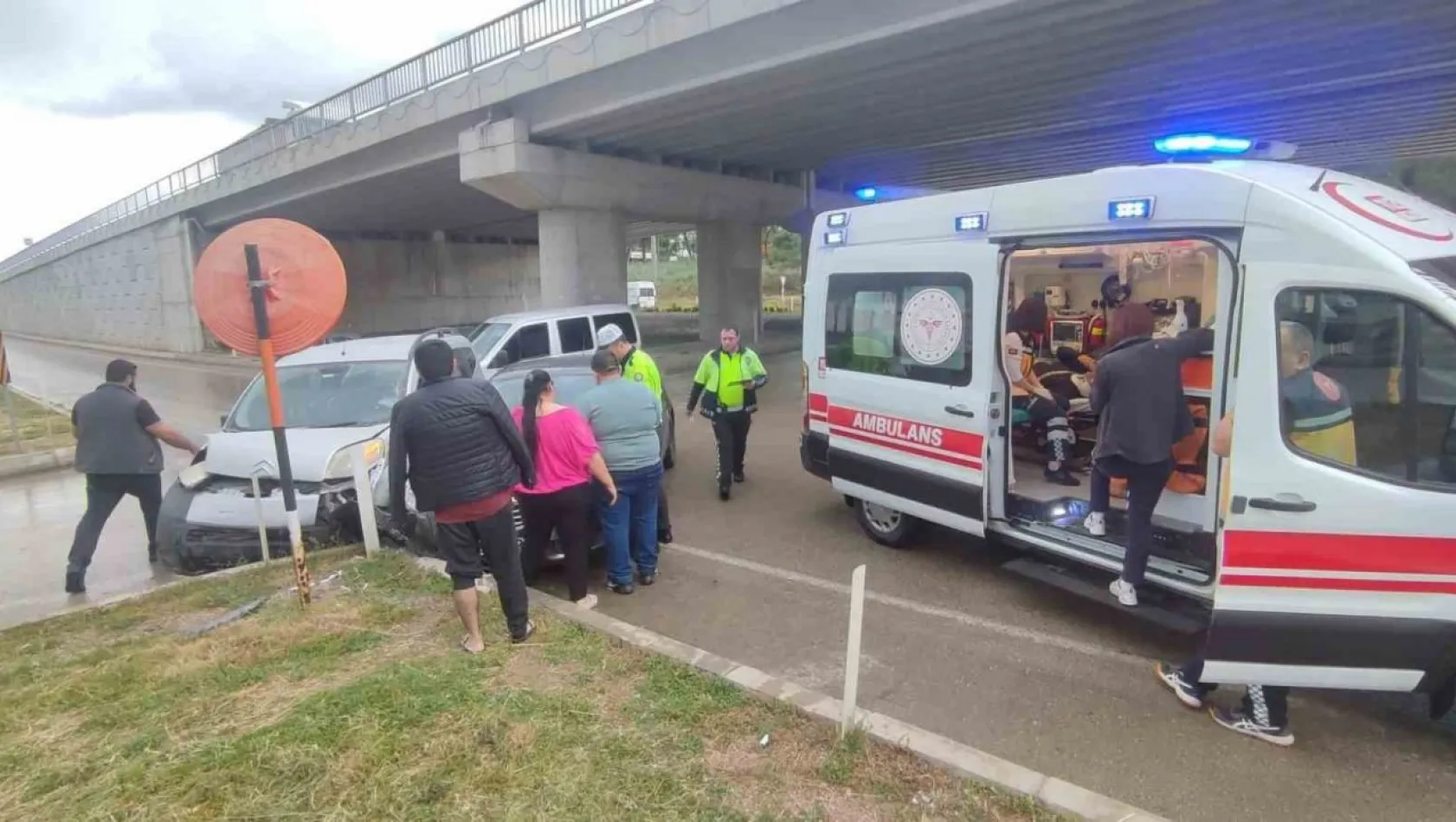 Keşan'da hafif ticari araç ile otomobil çarpıştı: 3 yaralı