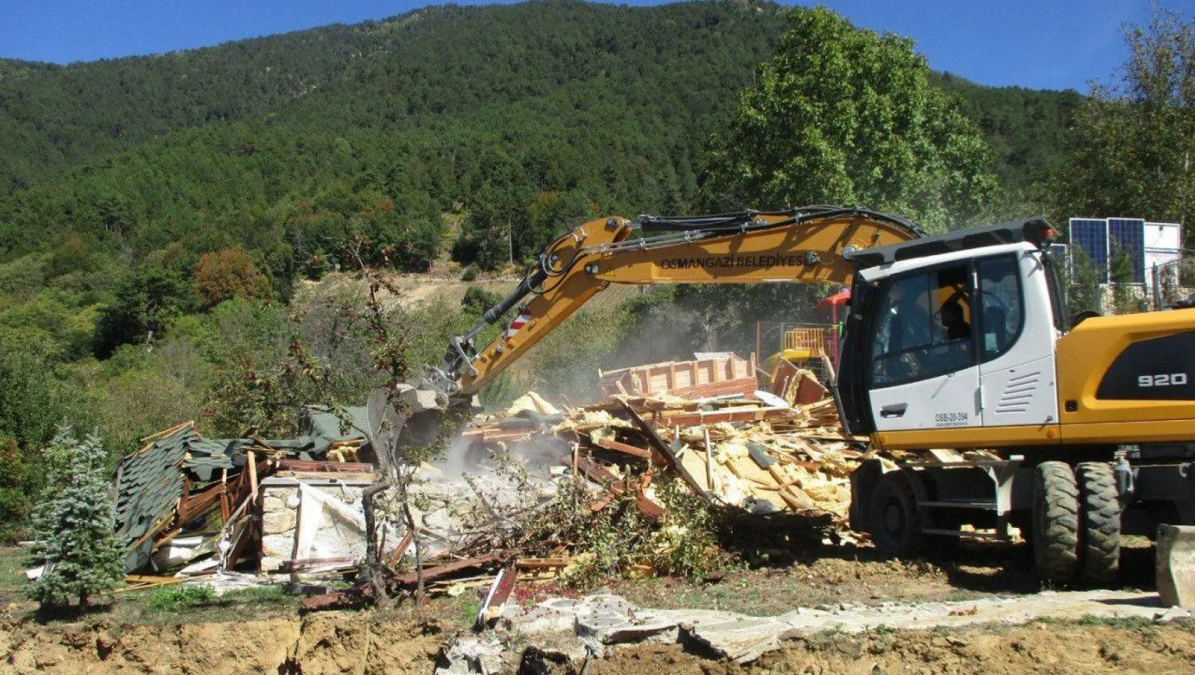 Osmangazi'de orman arazisindeki kaçak ev yıkıldı