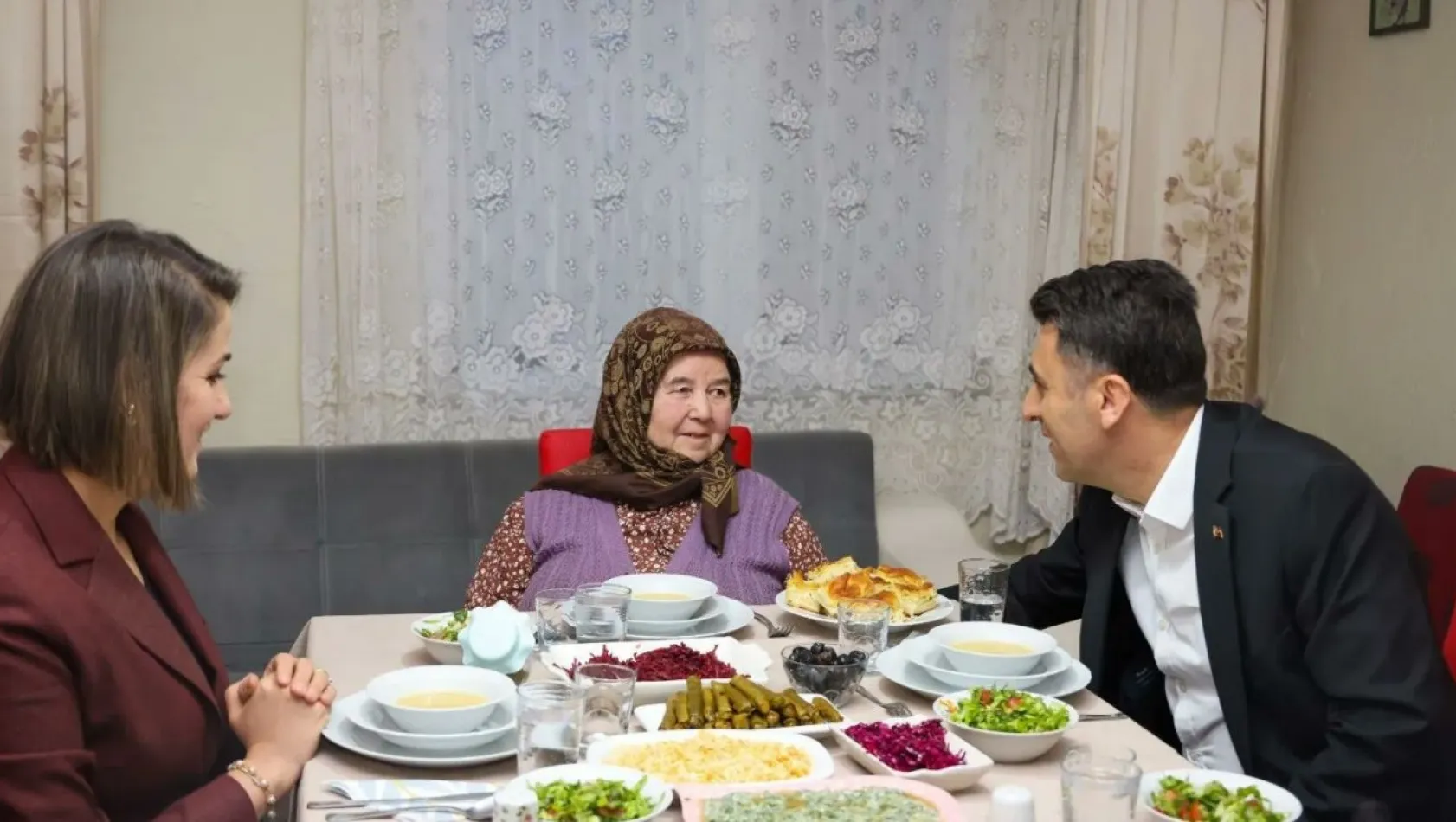 Şehit ailesinin iftar sofrasına misafir oldu