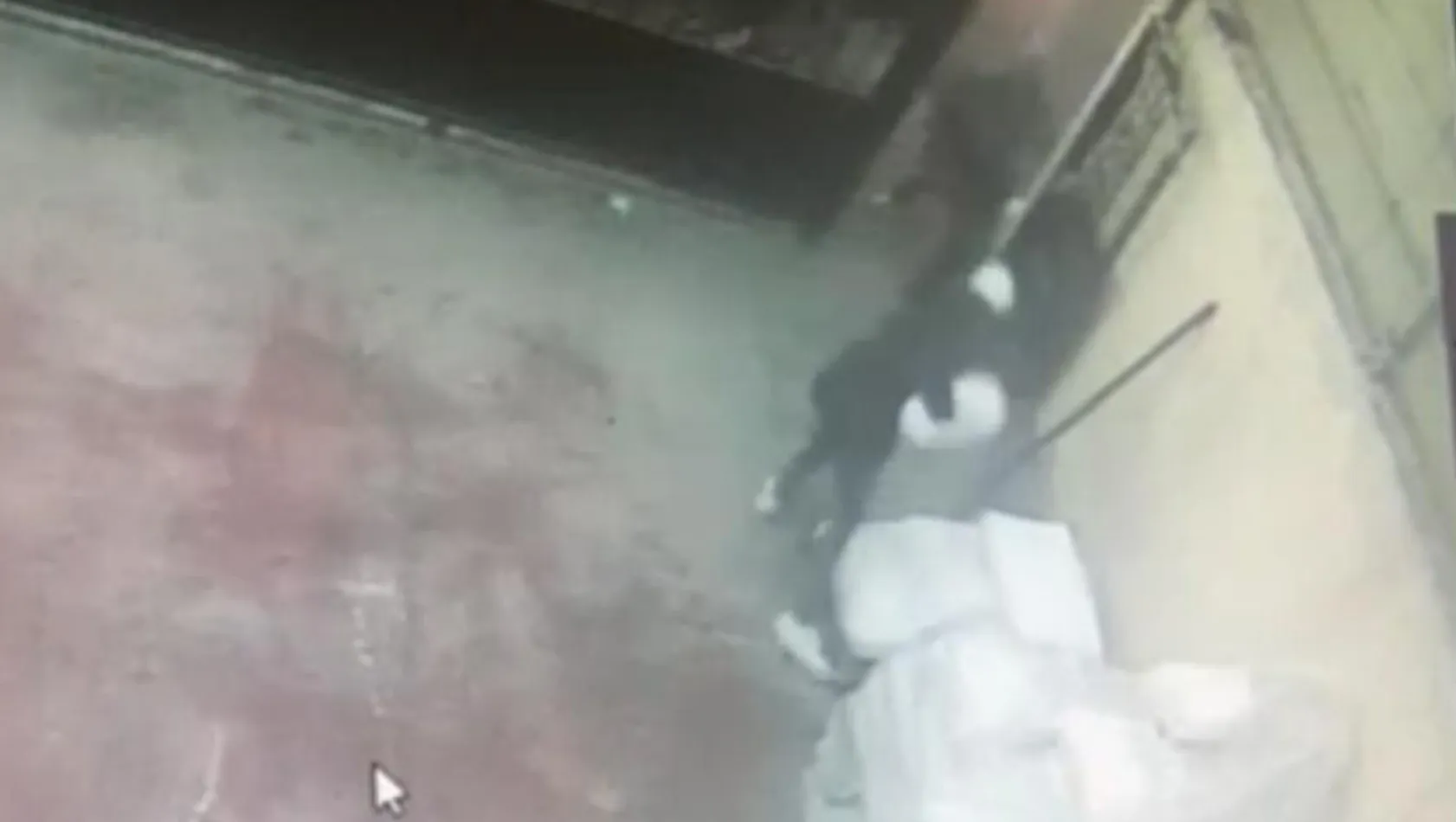 Silivri'de iş yerinden malzeme çalan hırsızlar güvenlik kamerasına yansıdı