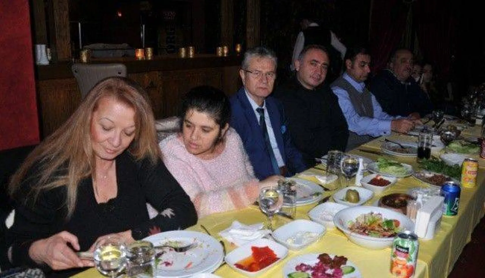 Gazeteciler 'ÖZEL' bir gecede bir araya geldi