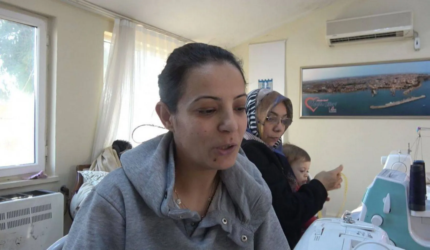 Mahalle evi kadınları depremzedeler için kıyafet dikiyor