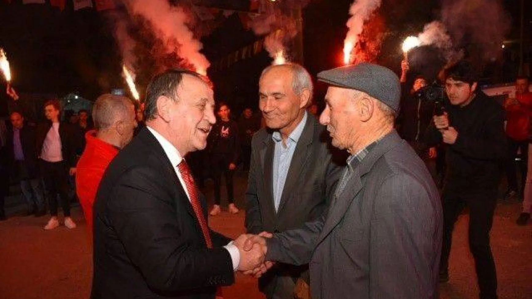 Işıklar Aynı Gece 4 Mahallede Coşkulu kalabalıklarla karşılandı