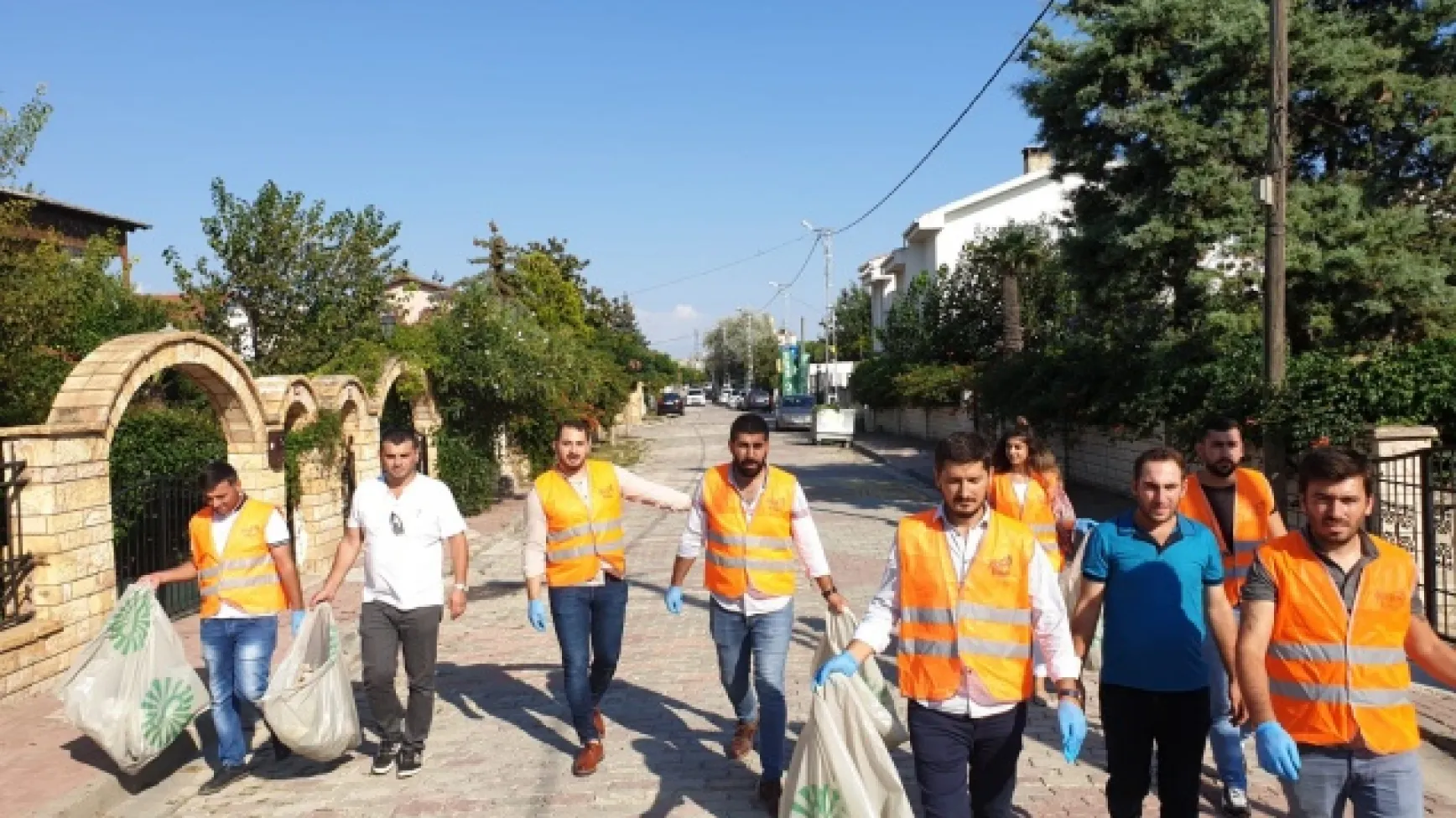 Ak Partili Gençler Çöp Topladı