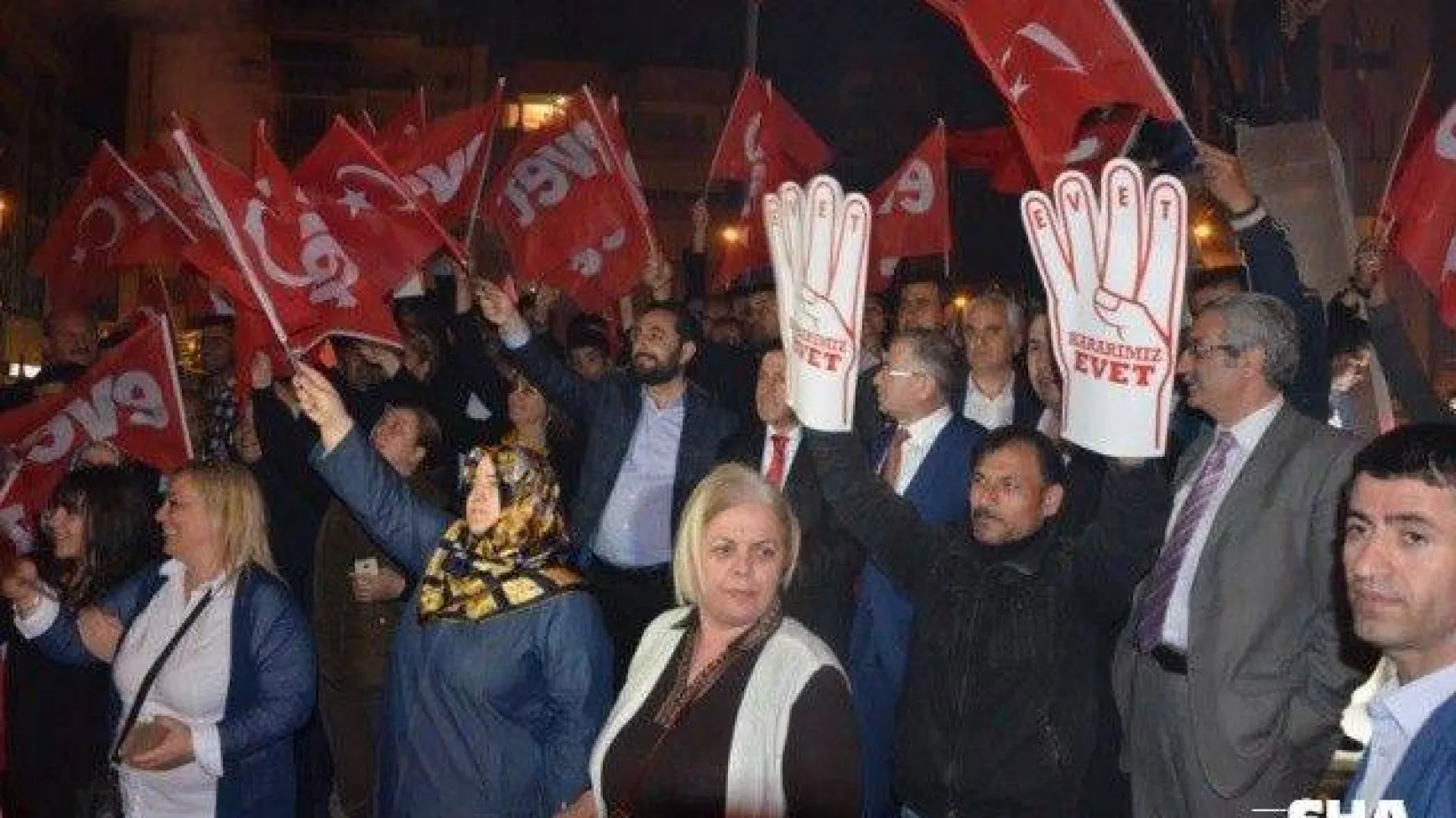Silivri AK Parti’de Referandum kutlaması [Foto Galeri]