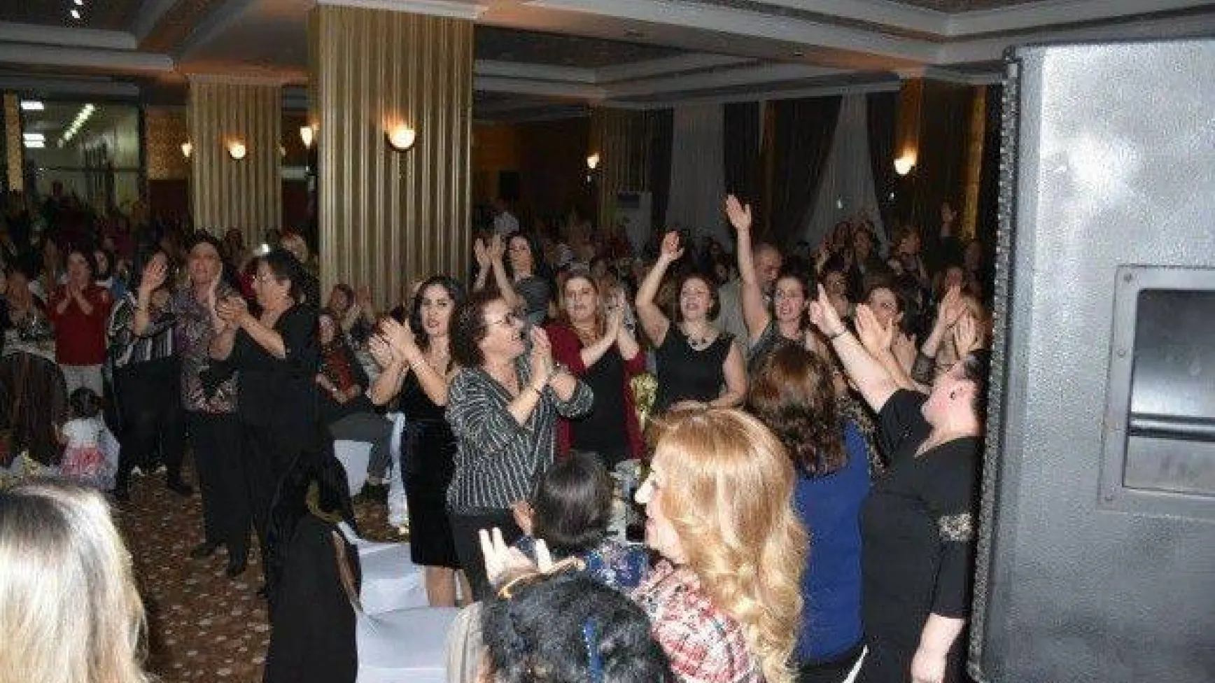 Kadınlardan Işıklar’a Sevgi Seli