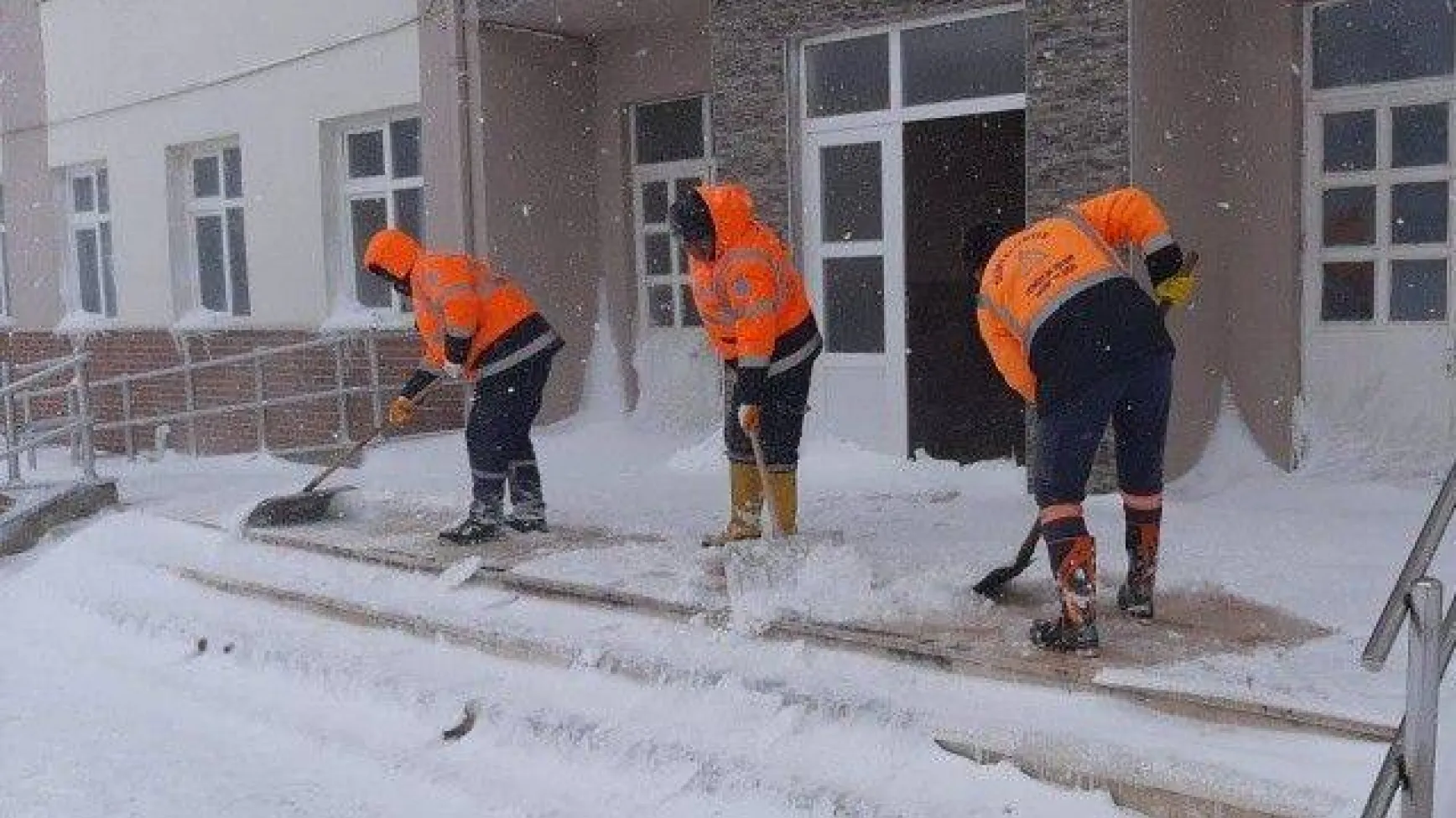 Okul Bahçeleri Öğrenciler İçin Temizlendi