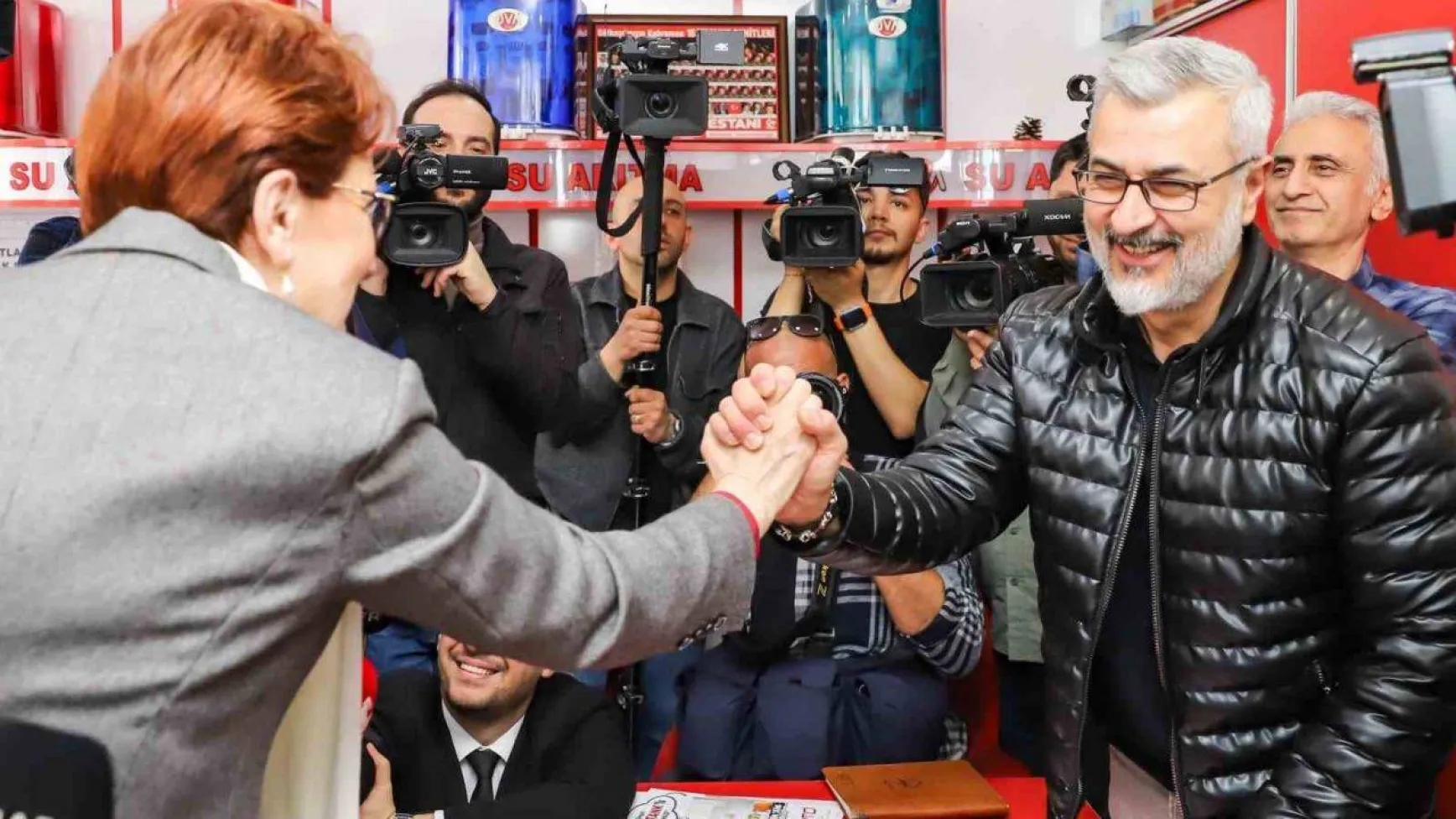 İYİ Parti lideri Akşener, Gölbaşı'nda esnafı ziyaret etti