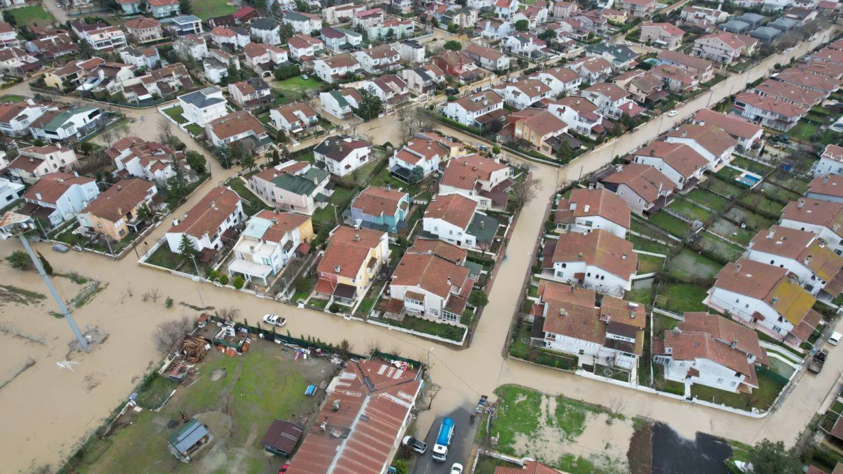 Silivri'de Altınorak Sitesi'ni yine su bastı, yollar göle döndü