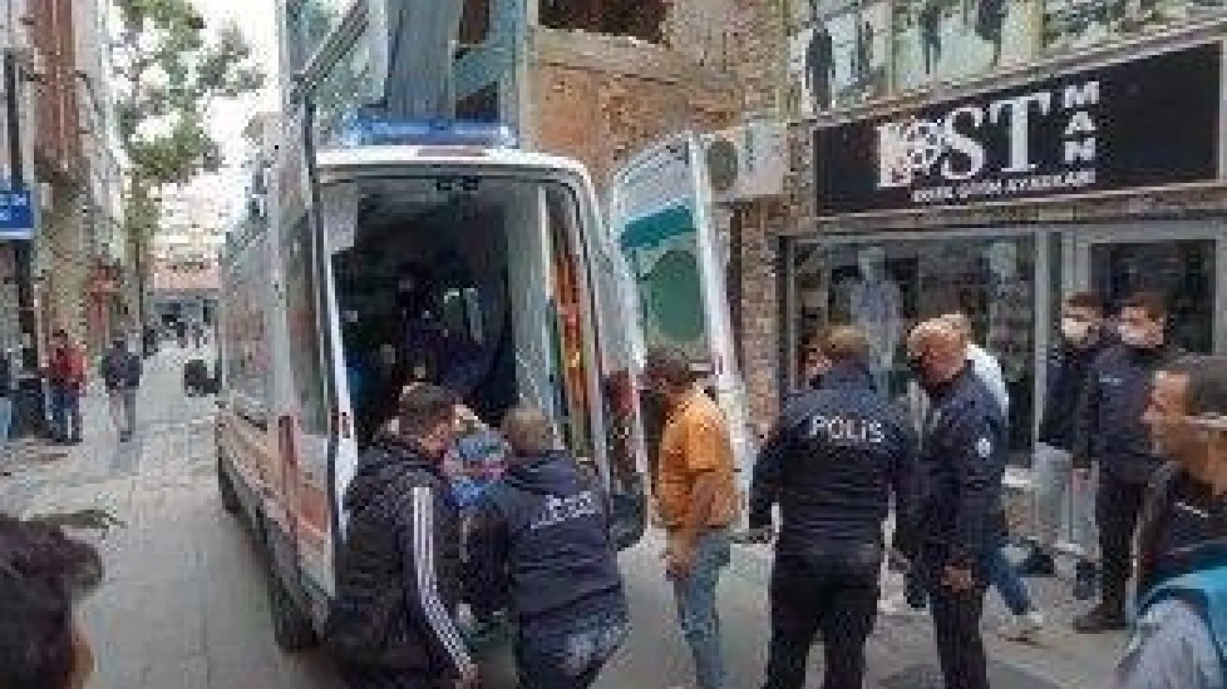 Yıkım sırasında 3. kattan boşluğa düştü