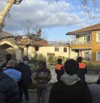 Çatalca'da evi yanan kadın uzun süre gözyaşı döktü