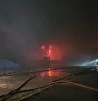 Esenyurt'ta hırdavat deposunda başlayan yangın geniş alana sıçradı