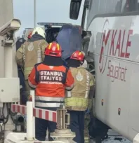 İstanbul Silivri Kuzey Marmara Otoyolu Kınalı gişelerinde yolcu otobüsüyle otomobilin çarpıştığı kazada 2 kişi hayatını kaybederken, 1 kişi de yaralandı.