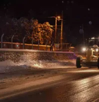 Kar yüzünden kapanan 145 mahallenin yolu büyükşehir ekipleri tarafından açıldı