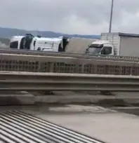 Kuzey Marmara Otoyolu'nda şiddetli fırtına: 2 tır devrildi