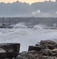 Silivri Sahilinde lodos alarmı: Dev dalgalar kıyıyı dövdü