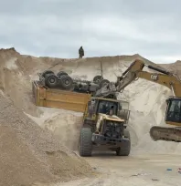 Taş ocağında kamyon devrildi, sürücüsü hayatını kaybetti