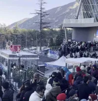 Uludağ'da zirve yarışı...Teleferik kuyrukları metrelerce uzadı