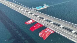 1915 Çanakkale Köprüsüne dev Türk bayrağı asıldı