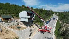 Kaçak villayı vinçle taşıdı