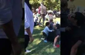 Küçücük yüreği kocaman açtığı kollarıyla sevgi dağıtan çocuk