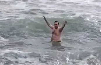 Silivri'de bir vatandaş soğuk hava ve lodosa aldırış etmeden denize girdi