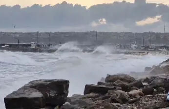 Silivri Sahilinde lodos alarmı: Dev dalgalar kıyıyı dövdü