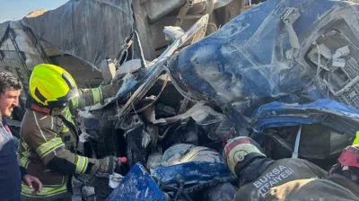 Bariyerlere saplanıp demir yığınına dönen kamyon kabininde can pazarı