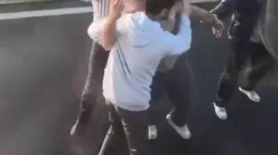 Emniyet şeridini ihlal etmek isteyen sürücü ortalığı bir birine kattı