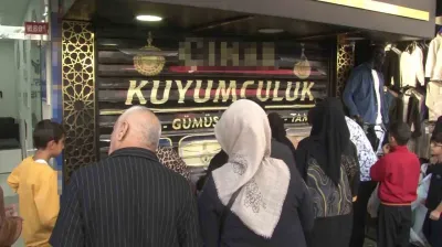 Kuyumcu altınları alıp kaçtı, vatandaşlar dükkanı yağmalamaya çalıştı