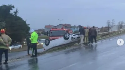 Sinekli Köprüsü'nde Kaza: Araç Ters Döndü, Yan Yol Trafiğe Kapatıldı
