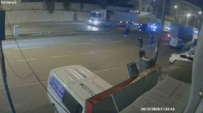 Takla atıp direğe çarpan otomobilin kaza anı kamerada: 3 yaralı