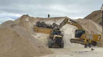 Taş ocağında kamyon devrildi, sürücüsü hayatını kaybetti