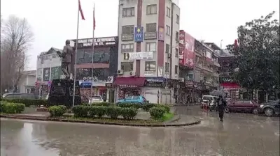 Yüksek kesimlerde 20 santimetreye ulaşan kar, ilçe merkezinde de yağmaya başladı