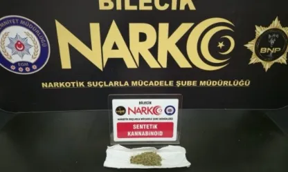 Aranan şahıs üzerinde uyuşturucuyla yakalandı